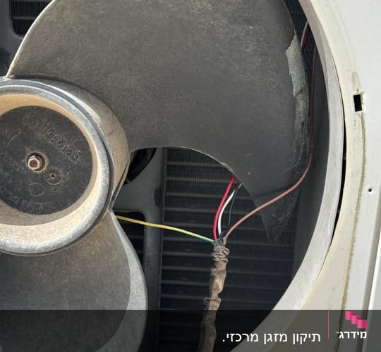 מאוורר מתכת עם חוטים חשמליים חשופים